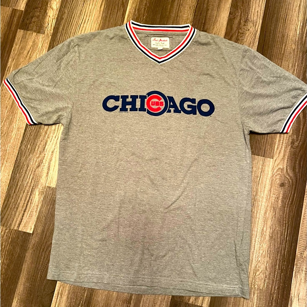 Men’s Large Chicago Cubs MLB Tee, striped accents on sleeves and neck. Like new